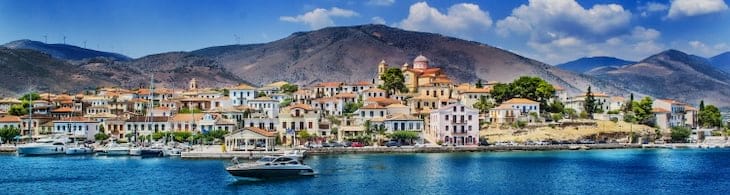 Malerische Dörfer und traumhafte Buchten finden sich überall in Griechenland