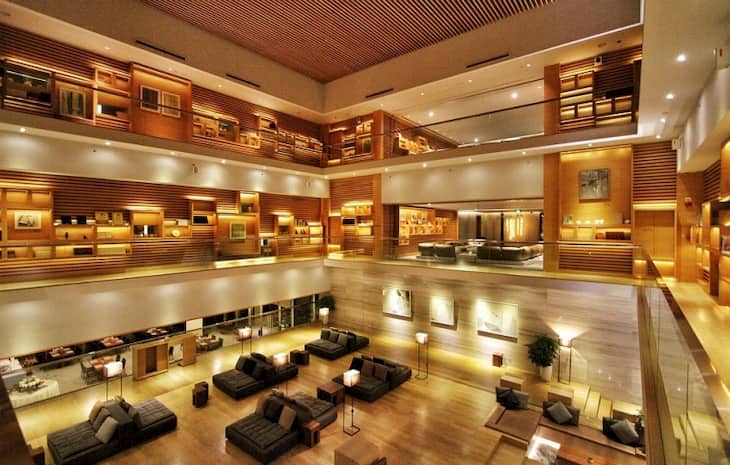 Eine luxuriöse und moderne Lobby die zum Verweilen einlädt.
