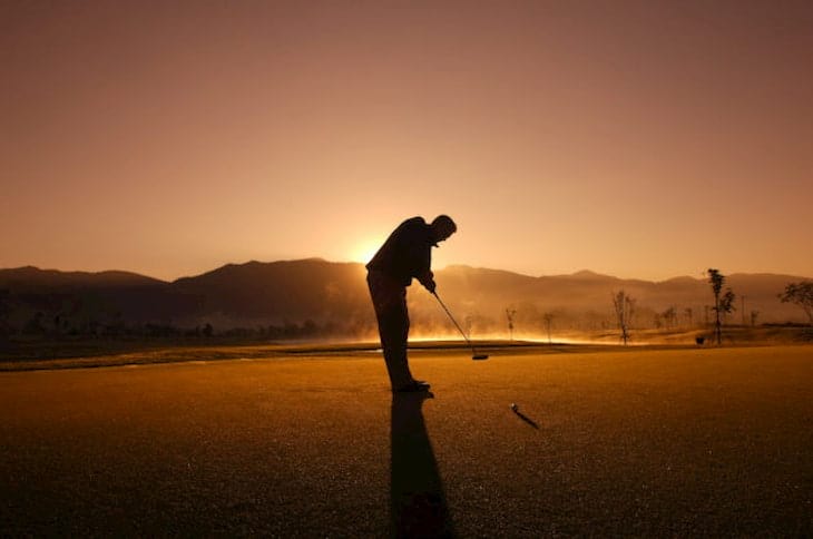 Golfen bei Sonnenuntergang