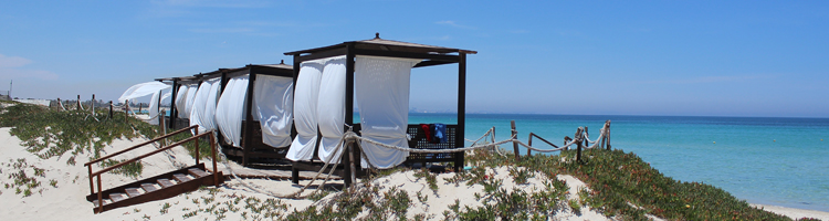 Sonnenbaden am Strand von Tunesien