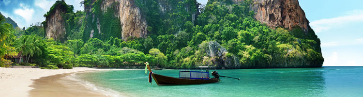 Fischerboot am Strand von Thailand