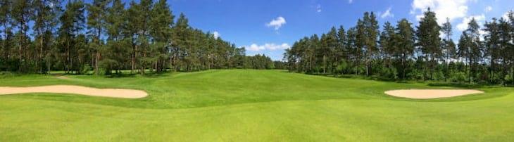 Golfplätze in der grünen Natur