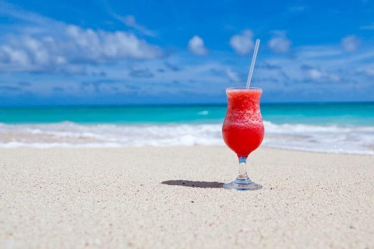 Genießen Sie einen leckeren Cocktail am Meer.