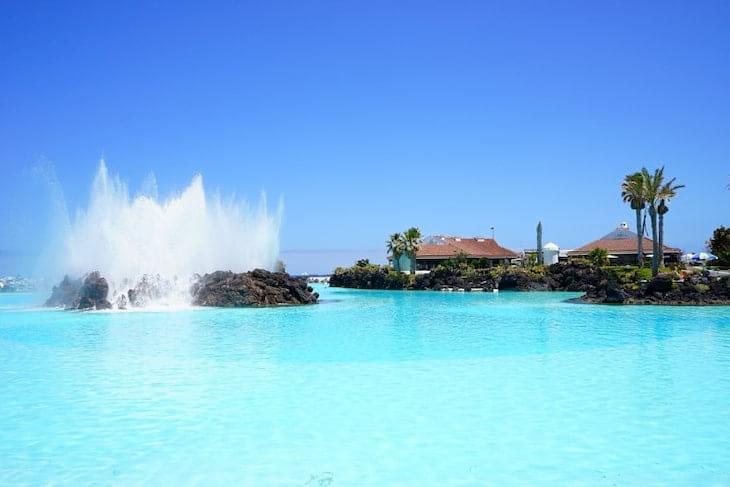 Pool mit Springbrunnen genießen