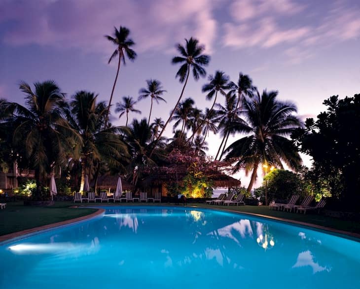 Dieser Pool bietet einen atemberaubenden Ausblick auf den Abendhimmel.