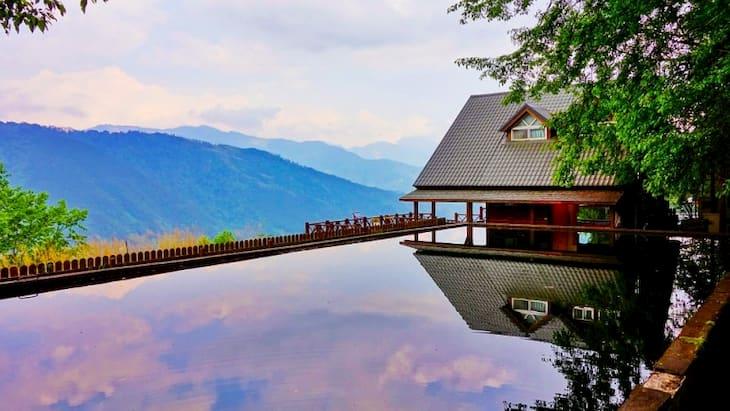 Wunderschöner Pool mit Blick aufs Meer