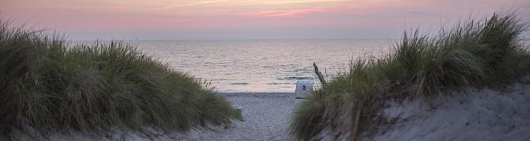 Dünenweg zum Strand von der Ost- oder Nordsee